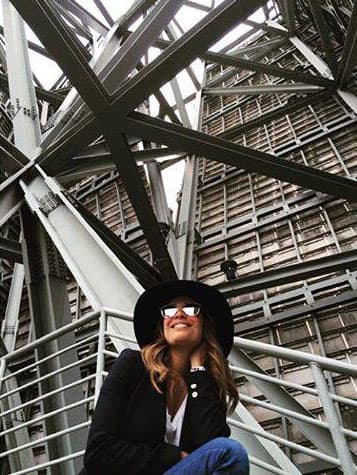 Como podemos notar, Karla lleva al mejor fotógrafo a su lado.