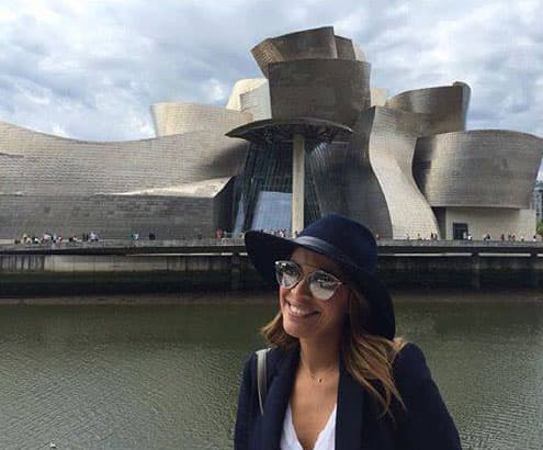 Karla desde el espectacular museo Guggenhiem en Bilbao.