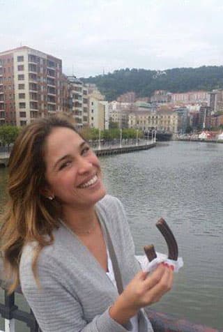 ¡Churros de chocolate! Karlita los quiere todos.