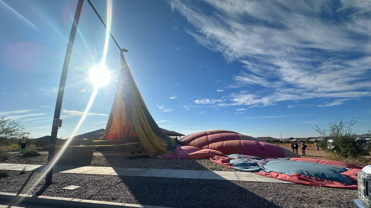 En la canasta viajaban nueve personas, incluidas el piloto, las cuales lograron salir ilesas del accidente, por lo que se negaron a ser trasladadas a un hospital y sólo fueron evaluados en el lugar.