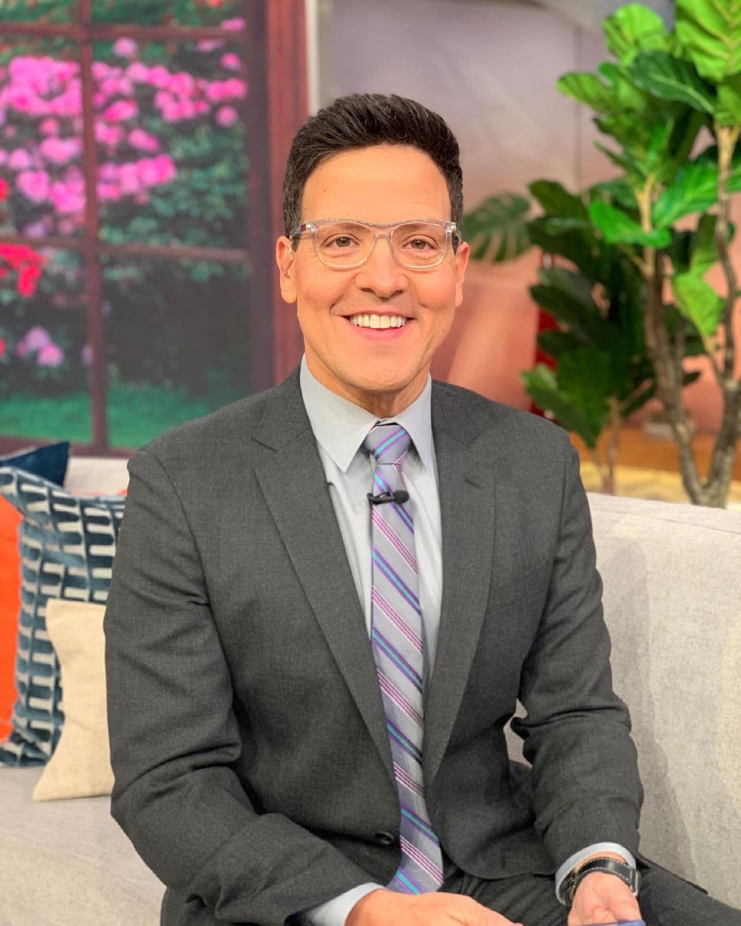 Raúl González es uno de los pioneros del show, por lo que ha tenido la oportunidad de convivir con varias generaciones de conductores, pero no hay duda que con el actual elenco tiene una gran química, sobre todo con sus compañeros varones.