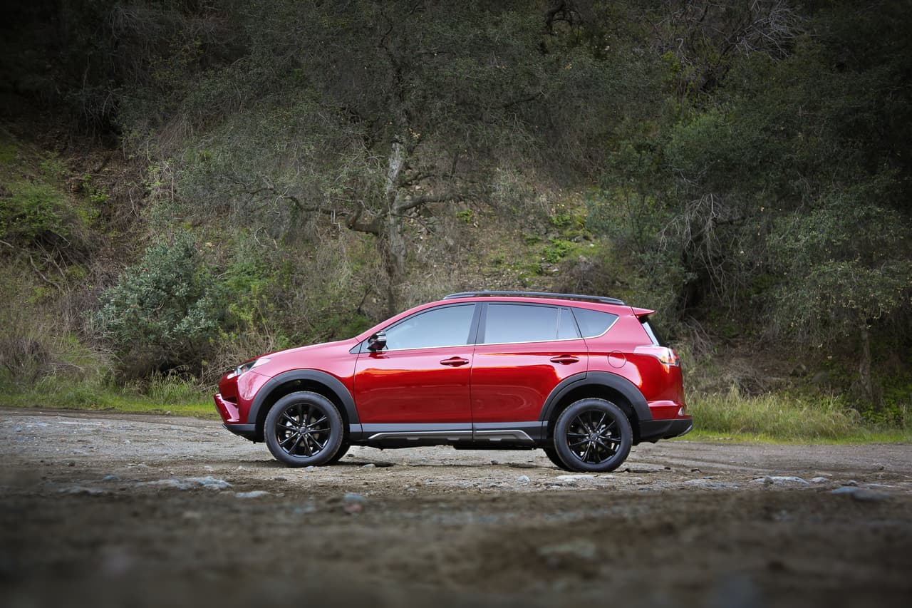 La nueva Toyota RAV4 Adventure no se limita a la tecnología. La nueva camioneta cuenta con cromo negro en la parilla de techo, los bordes de las luces frontales y de niebla y en los emblemas. Los necesarios faldones laterales, guardafangos extendidos también están presentes así como ruedas de aleación negras de 18 pulgadas.