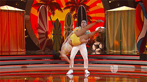 Quizás la cargada más aparatosa de toda la noche: pobre Victoria nos hizo aguantar la respiración.
<a href="http://www.univision.com/shows/mira-quien-baila/victoria-la-mala-a-punto-de-caerse-durante-su-presentacion-video">Victoria 'La Mala' a punto de caerse durante su presentación</a>