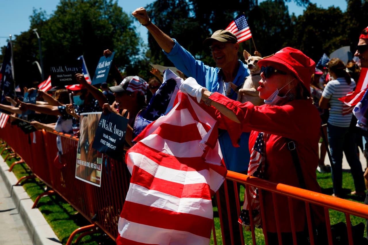 Los oradores conservadores hablaron a favor de las políticas del presidente Trump, quien recientemente se ha empecinado en criticar el sistema de voto por correo, aunque algunos candidatos republicanos de California lo han promovido en las pasadas elecciones intermedias.
<br>
<br>
<br>
<br>