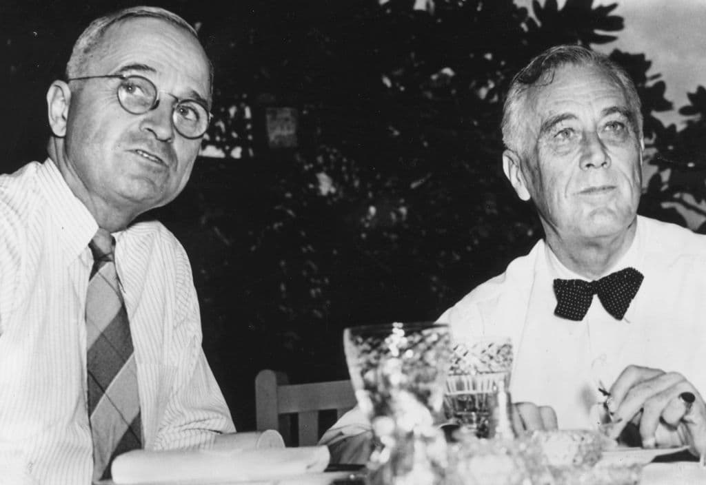 Harry Truman y Franklin D. Roosevelt en uno de los jardines de la Casa Blanca, en una imagen sin fechar de Getty Images.