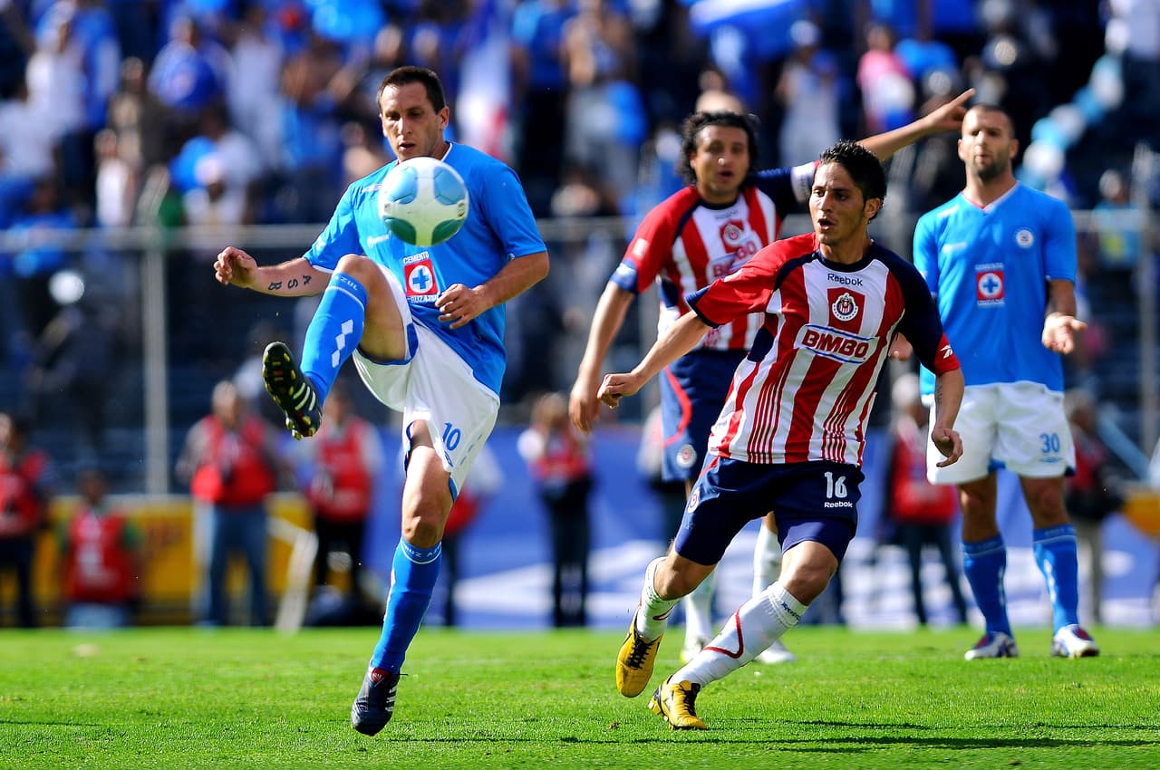 Enfundado en la camiseta celeste el argentino naturalizado mexicano disputó un total de 226 encuentros, en los cuales anotó 60 goles para la causa cementera.