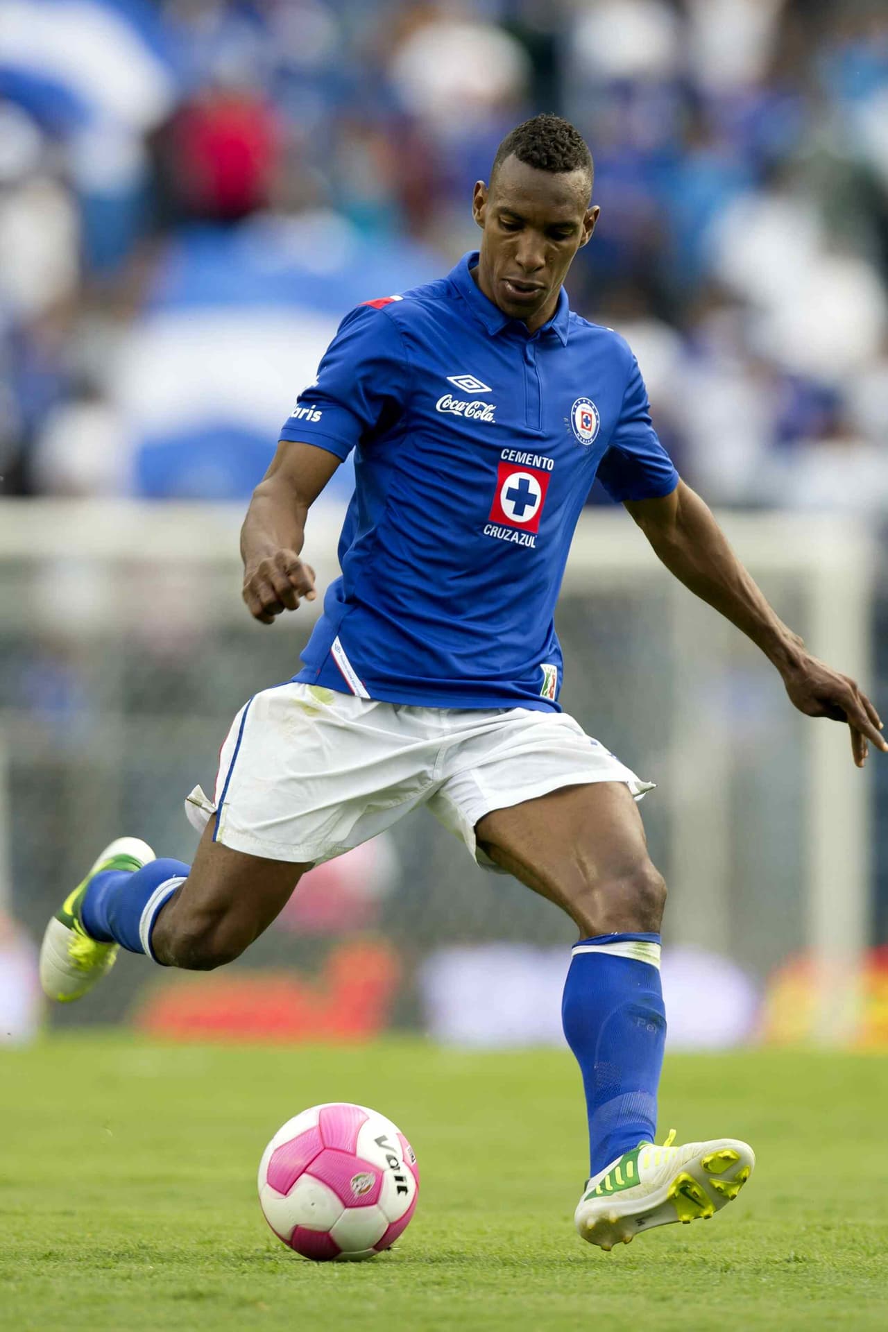 El defensa colombiano
<b> Luis Amaranto Perea</b> arribó al futbol mexicano en 2012 con Cruz Azul después de brillar ocho años consecutivos en el Atlético de Madrid, con quien ganó dos Europa League y una Supercopa de Europa.