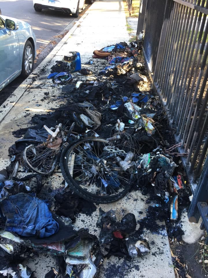 Las pertenencias de un habitante de calle muy reconocido por los residentes del área del Parque Dvorak fueron quemadas sin que hasta el momento se haya establecido el motivo. Un vehículo que estaba estacionado justo al lado del lugar donde se originó el incendio también resultó afectado por las llamas.