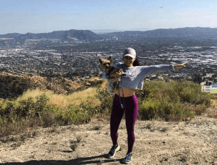 Algo de hiking al lado de su pequeño Riko.