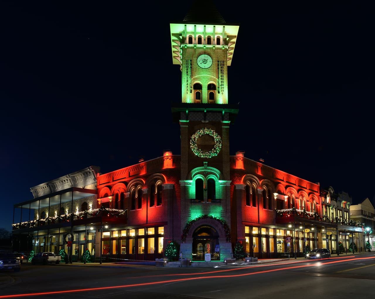 Además, habrá un desfile de luces en el centro histórico de Grapevine el próximo jueves 2 de diciembre de 7pm a 9pm.
<br>