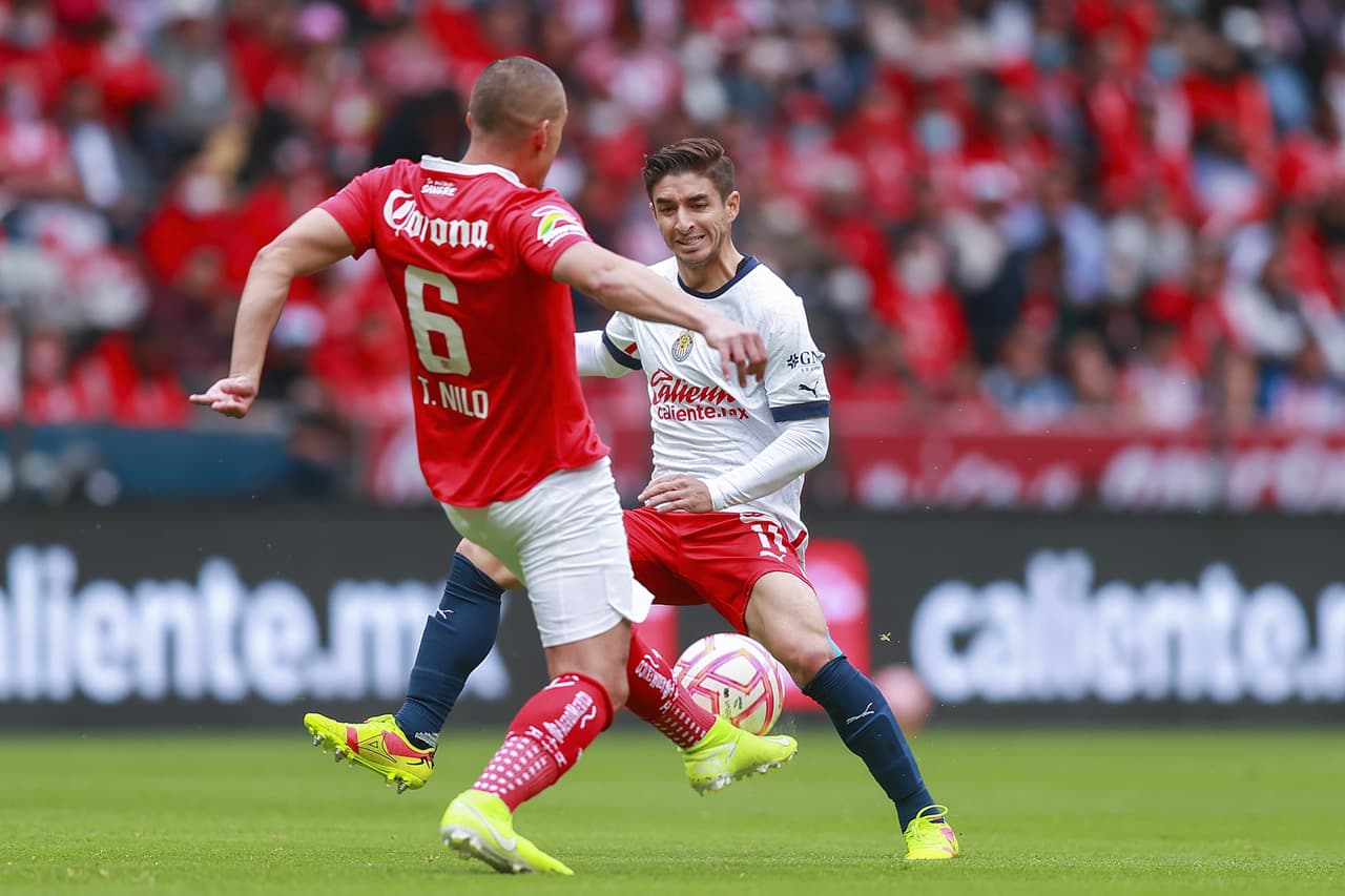 Toluca y las Chivas dividen puntos en un partido con emociones y polémica arbitral.