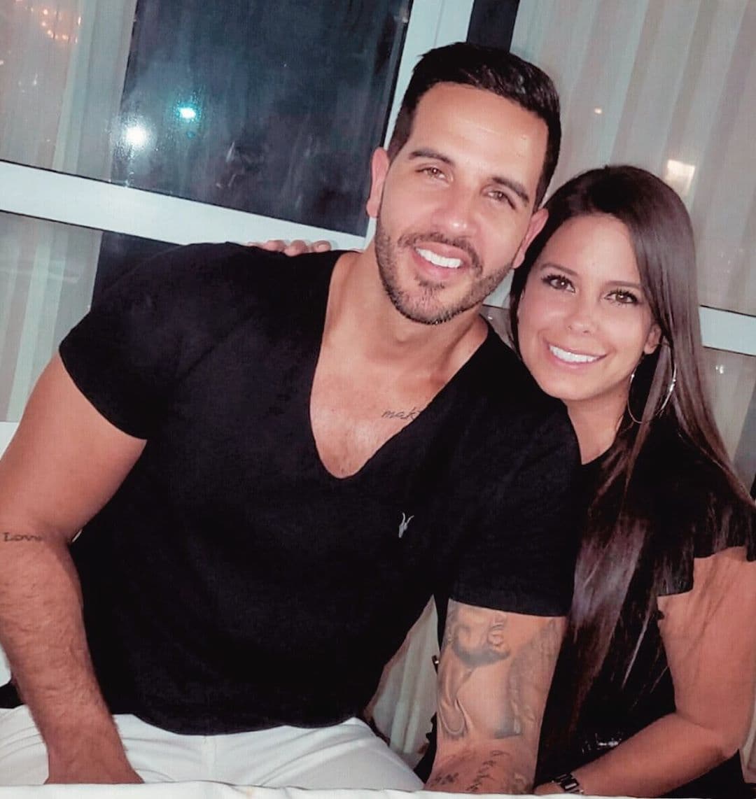 Aunque en sus redes sociales cientos de chicas le lanzan piropos, su corazón está ocupado. Yisus está casado con María Juliana Atehortua, quien es su soporte y el amor de su vida.