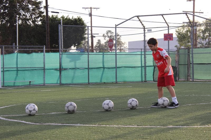 Mexicano aleja a jóvenes de las pandillas con clases de fútbol en Los Ángeles