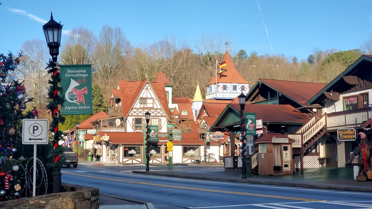 Luego de bajar de la montaña,
<b>los turistas usualmente agregan una parada a Helen</b>, la famosa ciudad que está a solo 15 minutos en auto, o a los viñedos locales.