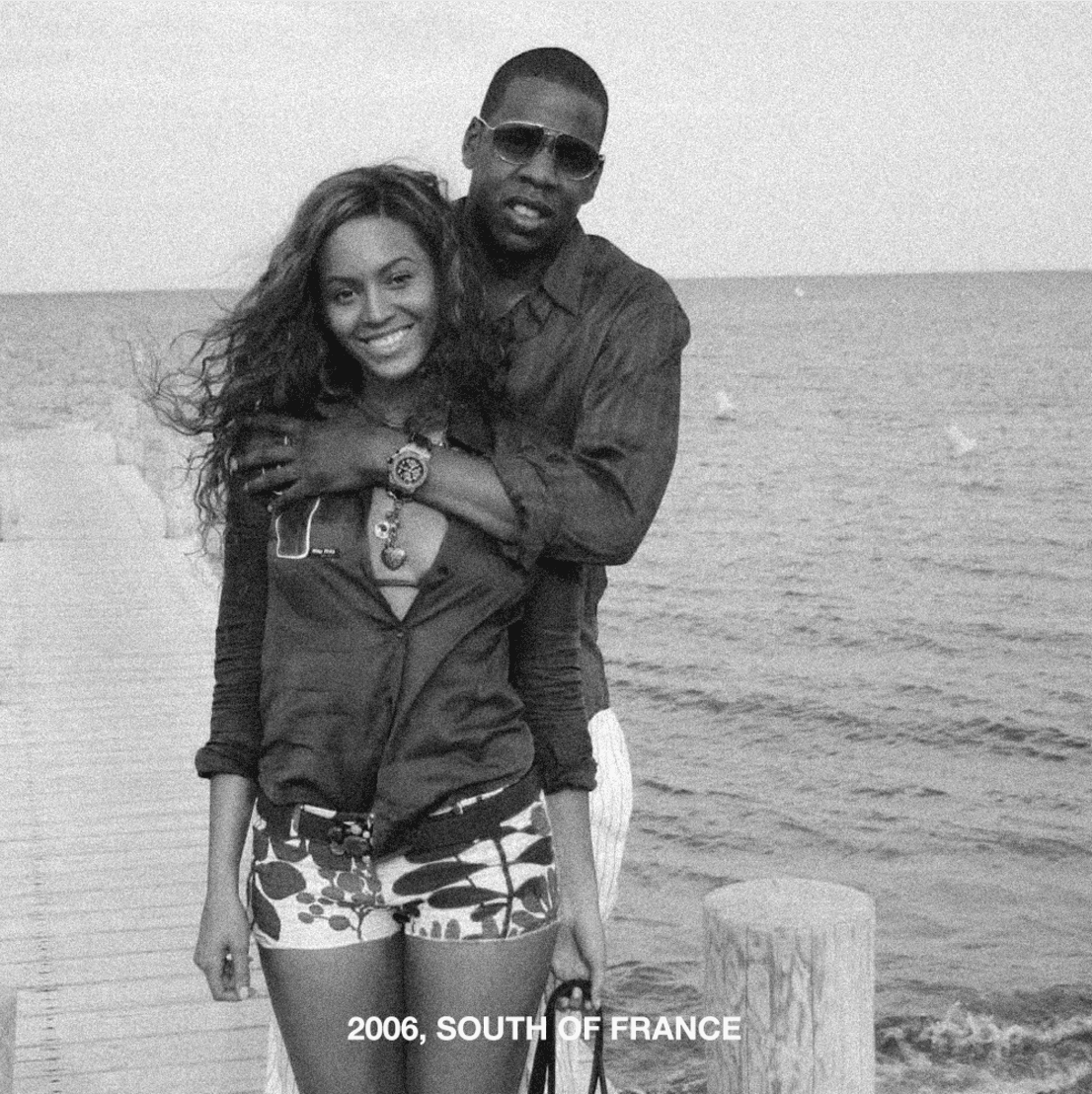 Beyoncé publicó la sesión de fotos de su embarazo e imágenes de su relación con Jay Z en un álbum titulado "Tres corazones", haciendo referencia a los gemelos que dará a luz.