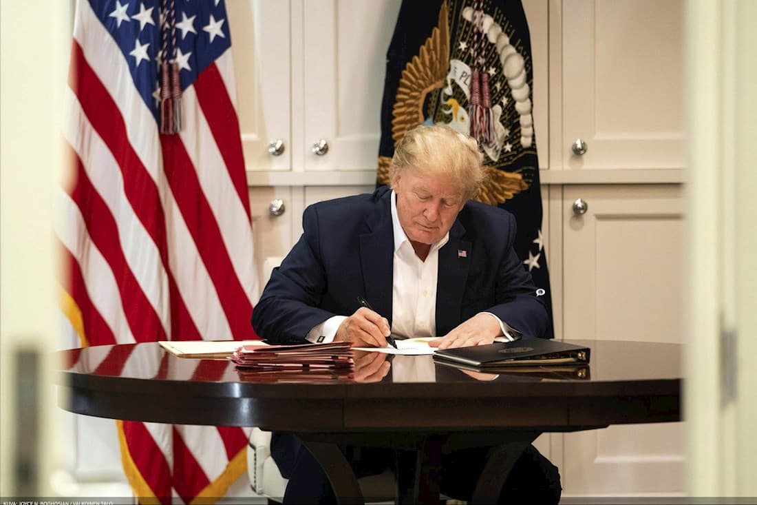 El presidente Trump trabaja desde la suite presidencial del hospital militar Walter Reed, en donde ingresó la tarde del viernes tras presentar síntomas "preocupantes" del coronavirus.