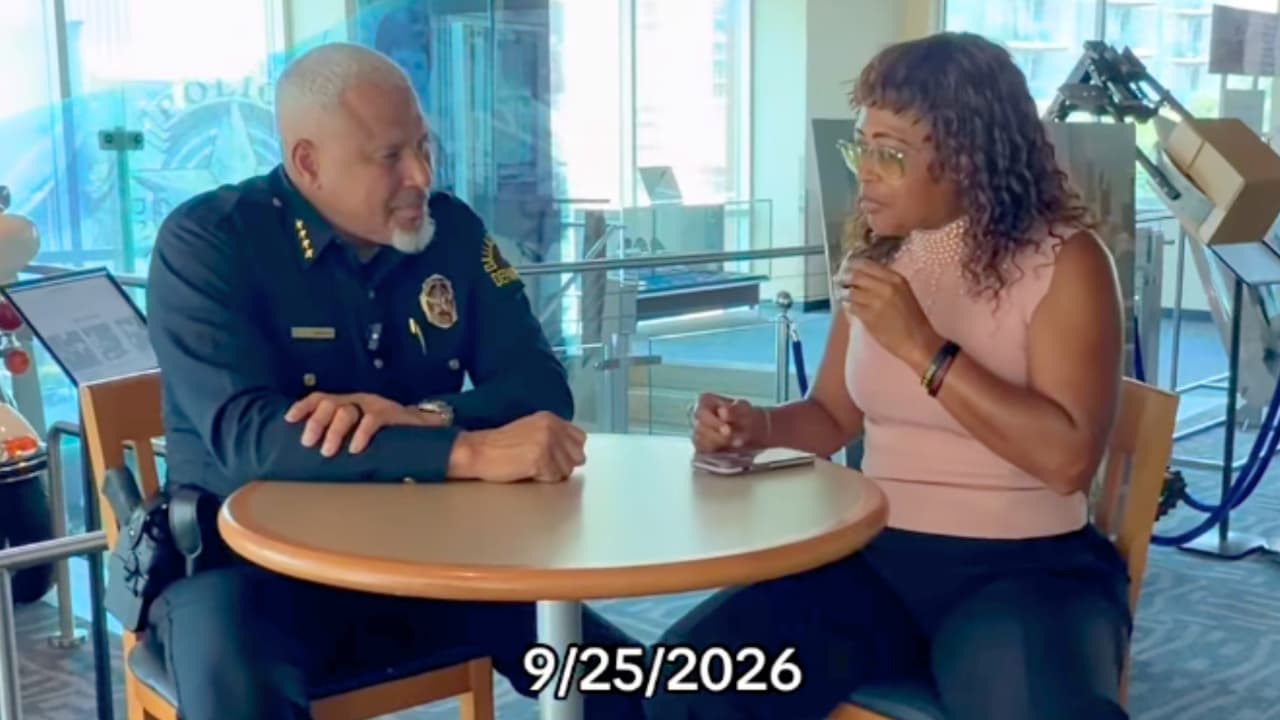 <h3 class="cms-H3-H3">De los baches a una conversación con el jefe de Policía</h3> La presencia de Cleveland en redes también
<b>la ha llevado a conversar directamente con funcionarios de Dallas.</b>
<br>En uno de sus videos
<b>aparece hablando con el jefe de la Policía de la ciudad, Daniel C. Comeaux,</b> sobre las cámaras Flock,
<a href="https://www.univision.com/local/dallas-kuvn/camaras-flock-dallas-ice-datos-policia" target="_blank">los lectores de placas que han generado debate por su uso y la privacidad.</a>
<br>El encuentro muestra que
<b>su actividad en redes ya no se limita a señalar baches. </b>
<br>Cleveland también ha usado sus plataformas para abordar otros asuntos de la ciudad y llevar esas preguntas
<b>directamente a quienes toman decisiones.</b>
<br>
<br>
<a href="https://www.whatsapp.com/channel/0029VafZxTzGpLHXXhtL0Y3A">📲 Únete a nuestro canal de WhatsApp: Haz clic aquí para estar al tanto de las últimas noticias e historias de tu comunidad</a>