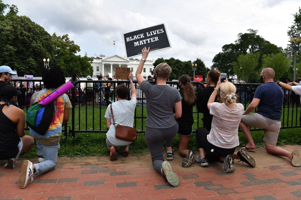 Manifestantes protestan ante la Casa Blanca