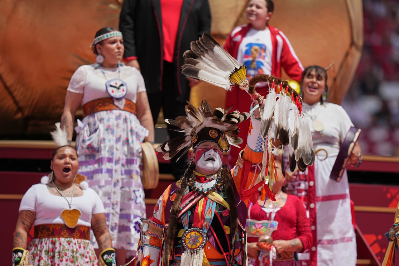 Miembros de las Primeras Naciones participan en la ceremonia de apertura del partido de fútbol del Grupo B de la Copa Mundial entre Canadá y Bosnia en Toronto, el viernes 12 de junio de 2026.