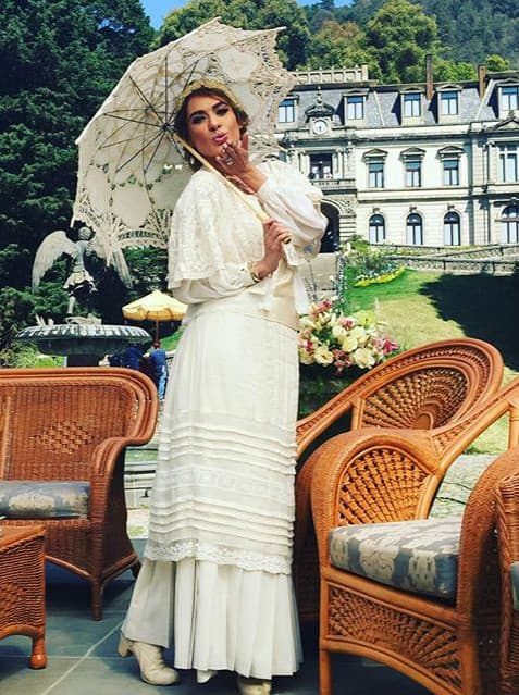 En los tiempos de época, las mujeres eran coquetas.