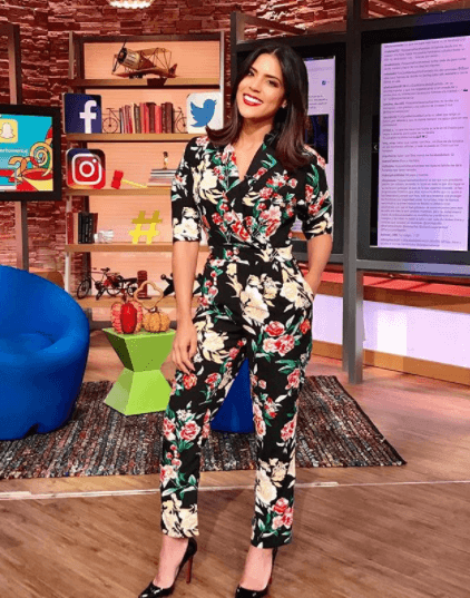 Los jumpsuit floreados son una apuesta segura en tu armario.