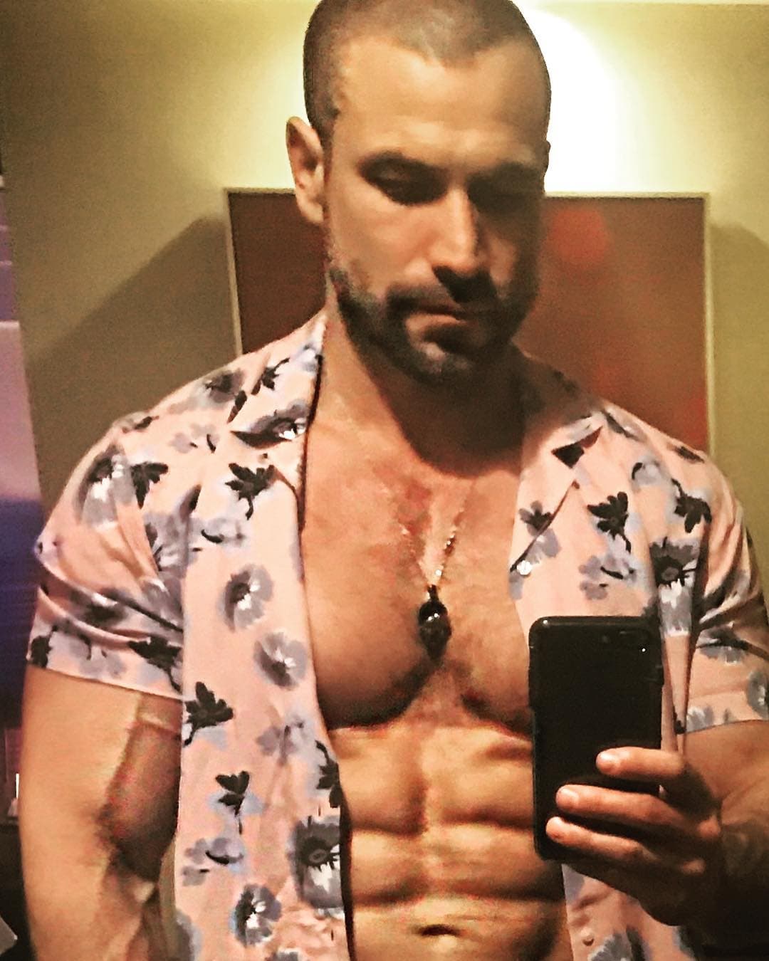 La publicación del intérprete de 'Mirando al cielo' se llenó de 'likes' y recibió todo tipo de comentarios y felicitaciones. Un par de usuarios de Instagram
<b>se preguntaron si Rafael Amaya canta</b>. Al parecer desconocen que el artista perteneció a la agrupación Garibaldi, a finales de la década de los 90.
