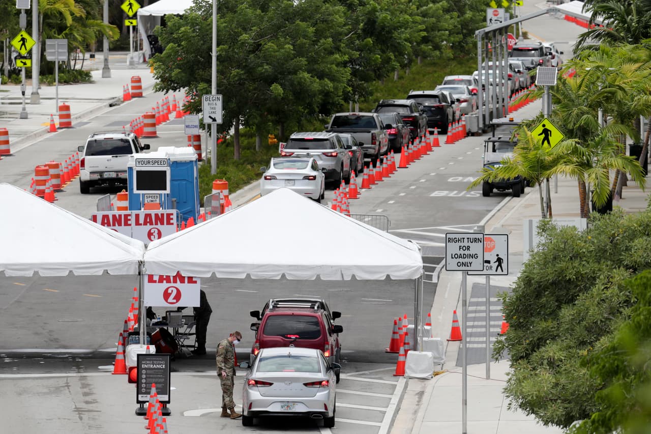 Fila de autos para hacerce el test de coronavirus en Miami Beach esta semana.