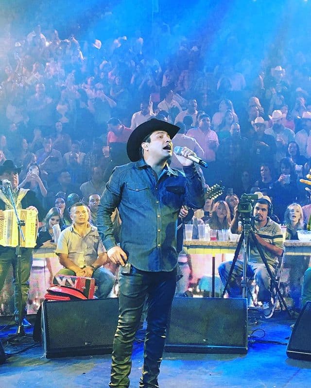 Sin duda alguna, Julión Álvarez es un claro ejemplo de que los sueños se hacen realidad siempre y cuando haya perseverancia y talento.