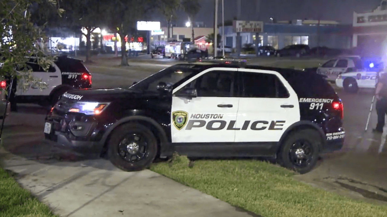 Compañeros del oficial lesionado acudieron a las labores a auxilio.