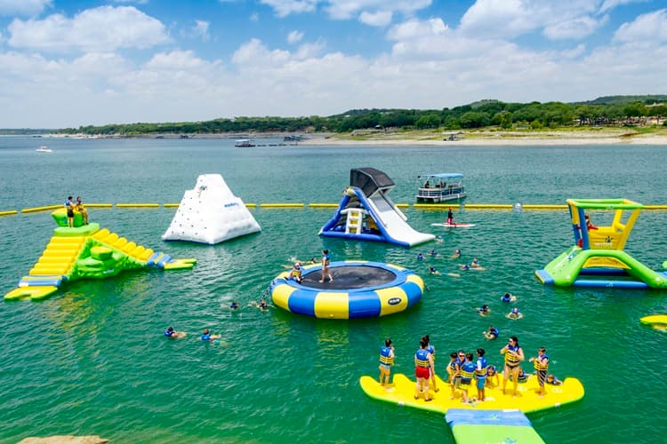 Cuentan con una pista de carrera de obstáculos de 600 pies.