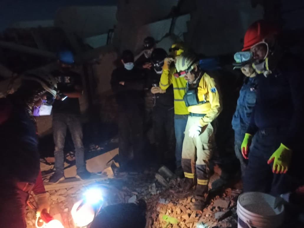 Rescatistas y voluntarios en una jornada nocturna en los escombros del edificio Tahití, derrumbado tras los terremotos del 24 de junio de 2026 en La Guaira, Venezuela.