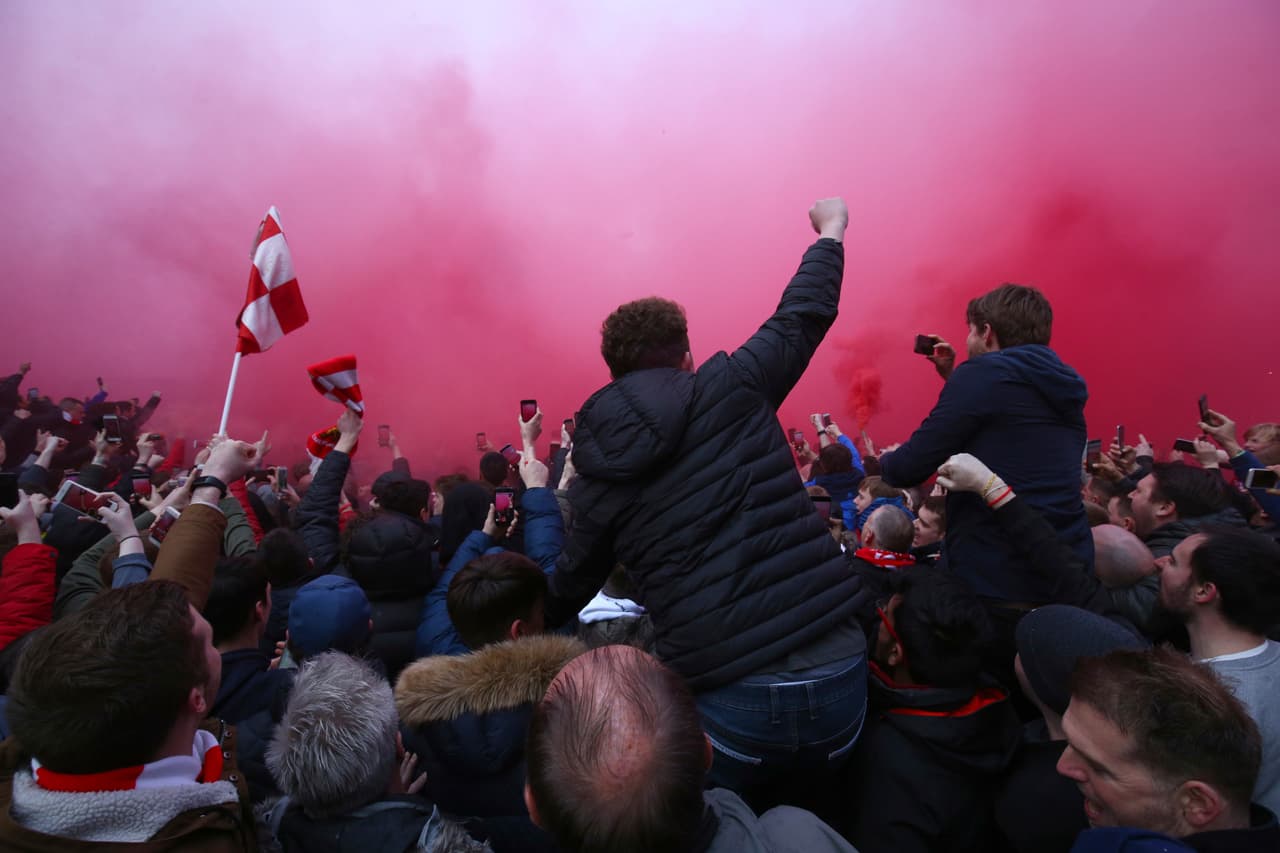 Miles de aficionados, en especial los locales, colmaron las calles aledañas de Anfield Road –así como sus tribunas– para recibir un partido con mucha expectativa como lo es el Liverpool vs. Manchester City en la ida de los cuartos de final de la Champions League. Quien más sufrió fue el camión de los visitantes, al que le lanzaron latas, botellas, entre otros objetos.