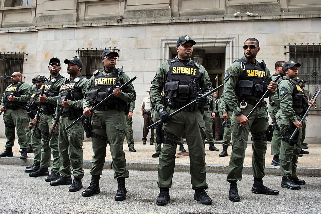 Informe federal afirma que Policía de Baltimore viola regularmente derechos ciudadanos
