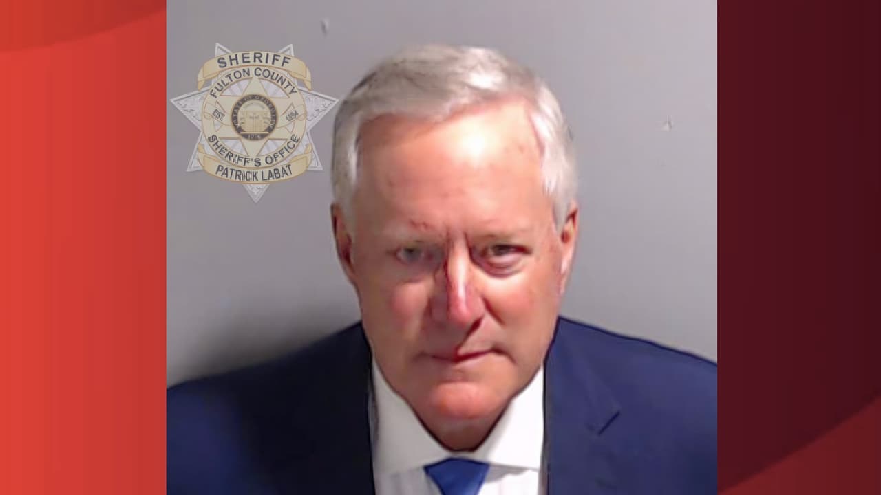 Foto policial de Mark Meadows, exjefe de gabinate de la Casa Blanca, después de que se rindiera y fuera fichado en Atlanta. Meadows está acusado junto con el expresidente Donald Trump y otras 17 personas de conspirar para subvertir la voluntad de los votantes de Georgia de mantener al presidente republicano en la Casa Blanca después de que perdió ante el demócrata Joe Biden.