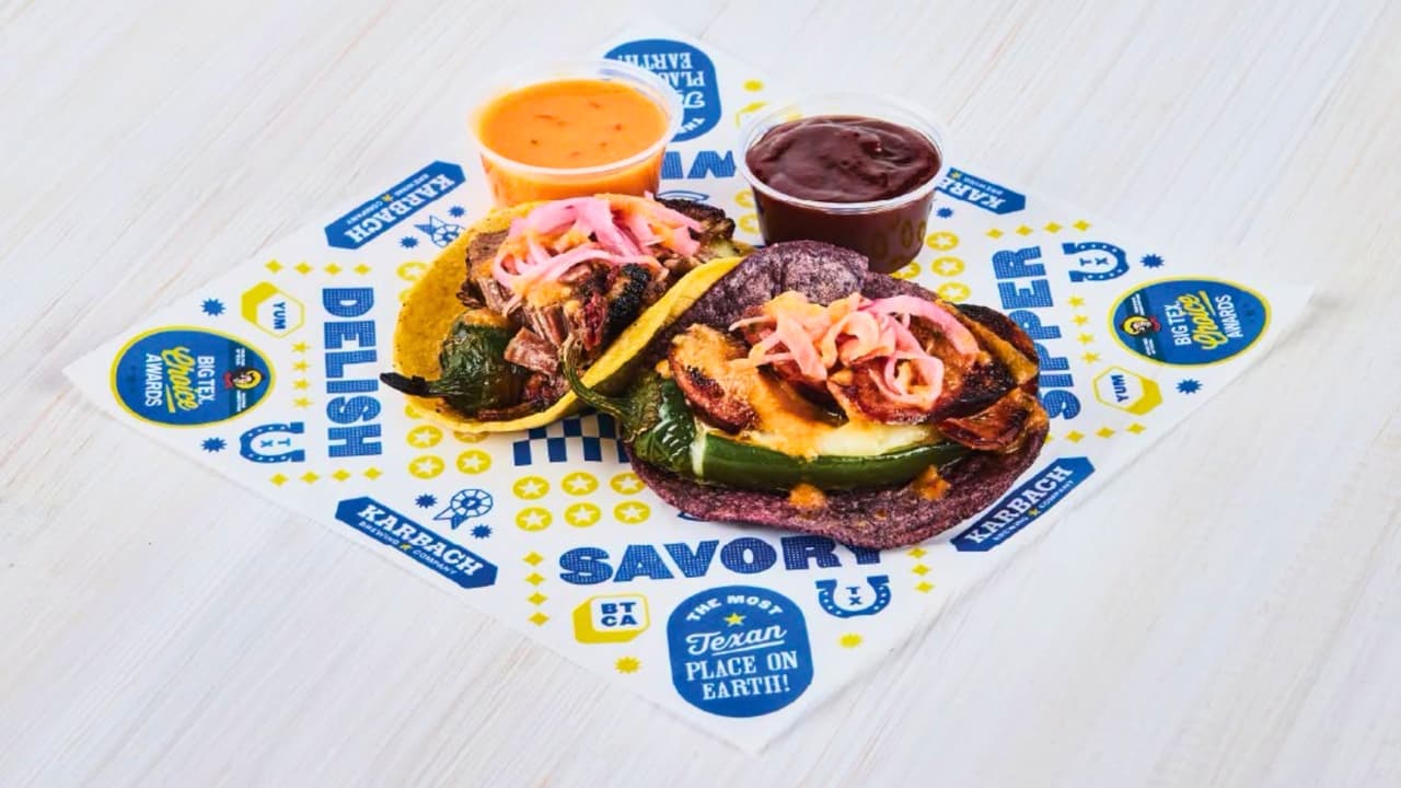 <h3 class="cms-H3-H3">Dickel’s Texas Two Step Tacos</h3> Dickel’s Smokehouse presenta
<b> dos tacos con rellenos distintos. </b>
<br>El primero lleva
<b>un jalapeño asado relleno con salchicha de cerdo, piña y mozzarella,</b> servido sobre una tortilla de maíz azul.
<br>El segundo combina
<b>brisket, pecho de res cocinado lentamente, con otro jalapeño asado, mozzarella y cebolla morada encurtida</b> sobre una tortilla de maíz amarillo.
<br>Puede servirse con salsa de barbacoa o con
<b>una preparación de habanero hecha por el restaurante.</b>