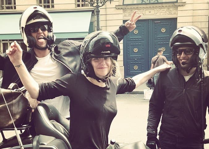 Motociclistas 'salvan' a Courtney Love de manifestantes