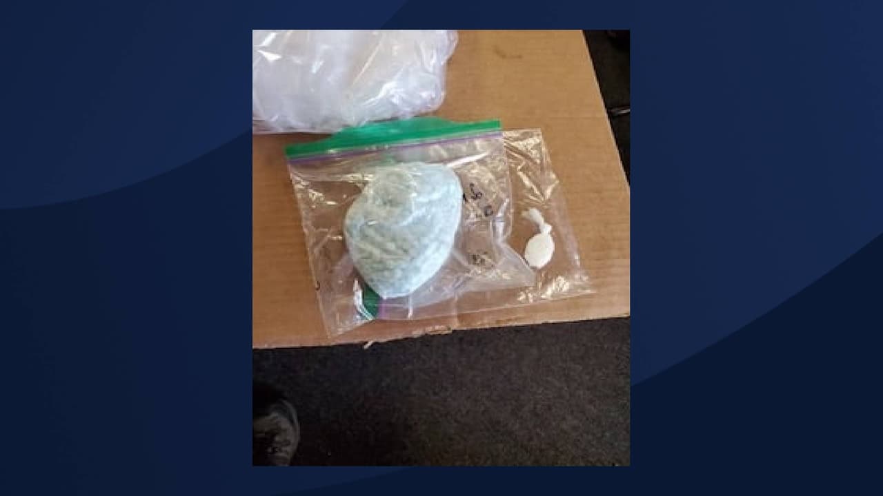 “Se observaron indicadores de actividad delictiva y se obtuvo el consentimiento para el registro del conductor del automóvil”, indica la Oficina del alguacil del condado de Gila. Agentes registraron el auto y encontraron diferentes tipos de droga.
<br>