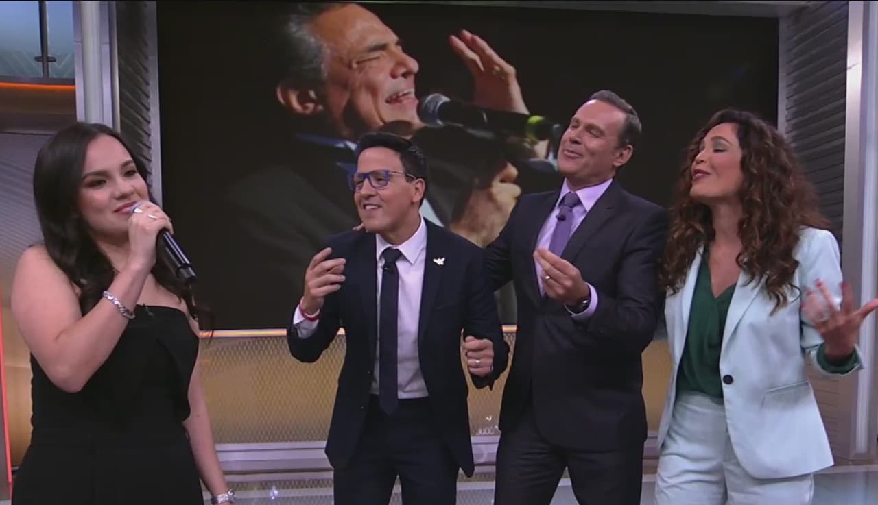 Karla, Raúl y Alan participaron como coristas de Sarita, quien en la transmisión en vivo mostró la gran herencia vocal.