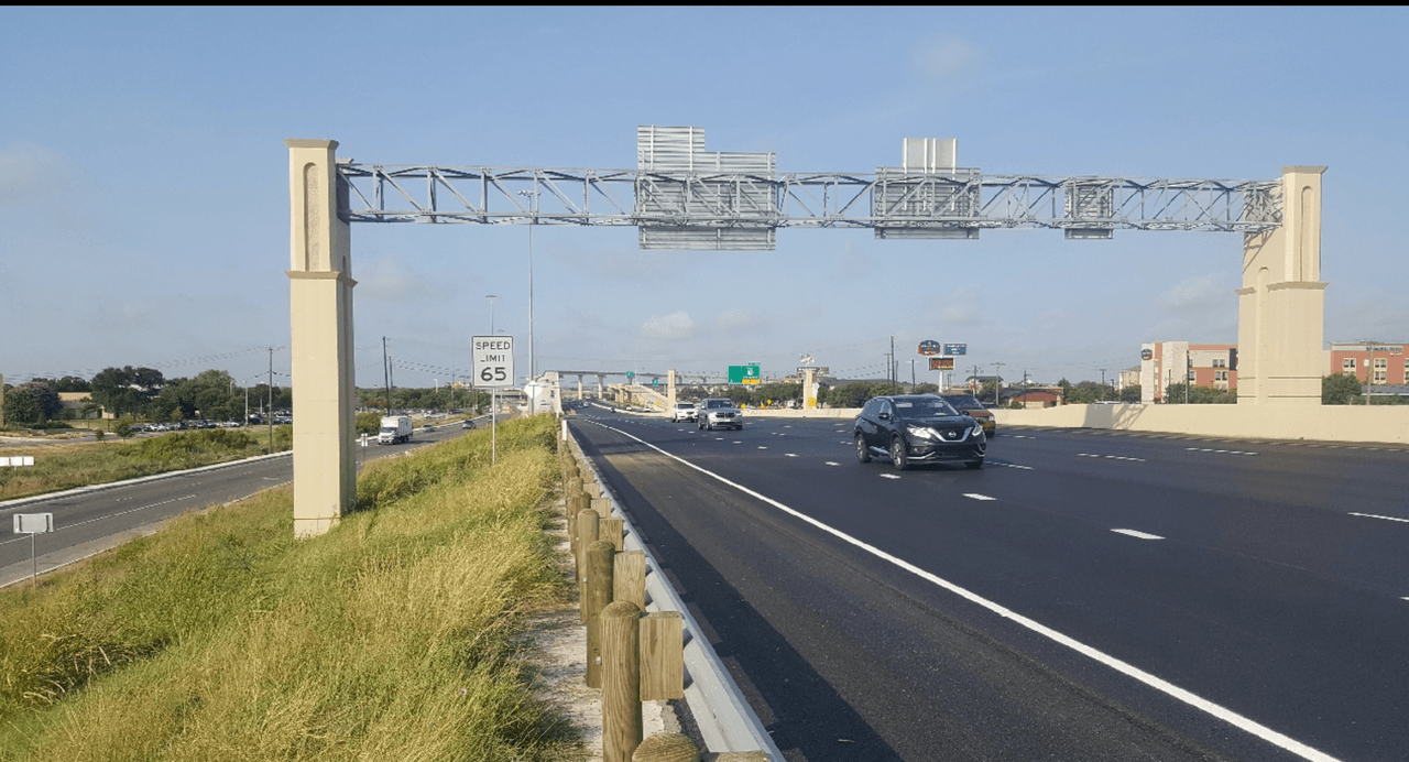 Hallan cadáver en la carretera de acceso al Loop 410