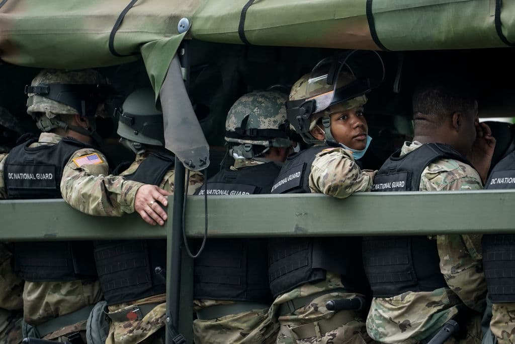 Tropas de la Guardia Nacional en DC. Los militares salieron a la calle luego de la escena de este lunes en las inmediaciones de la
<a href="https://www.univision.com/temas/casa-blanca">Casa Blanca</a>, cuando agentes de policía y el Servicio Secreto dispersaron usando
<b>balas de goma y gases lacrimógenos a manifestantes congregados pacíficamente </b>para protestar la muerte de Floyd.