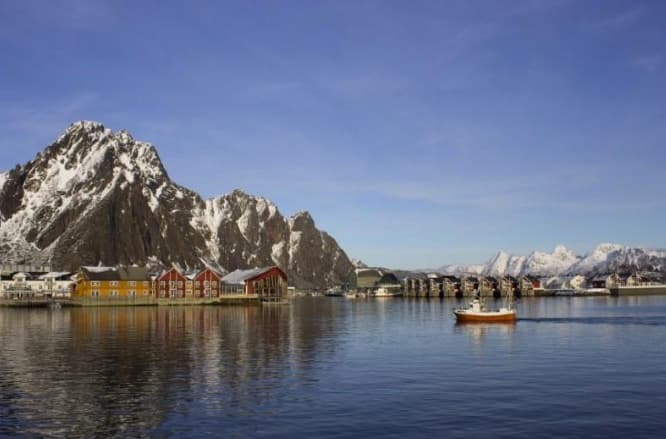 <b>Senja</b> es considerada la "isla del Caribe" noruego. Cuenta con un mar color turquesa y está situada a 217 millas del Círculo Polar que hacen un destino para amantes de la naturaleza y turistas que buscan tranquilidad. La isla reúne todos los paisajes de Noruega.
<br>