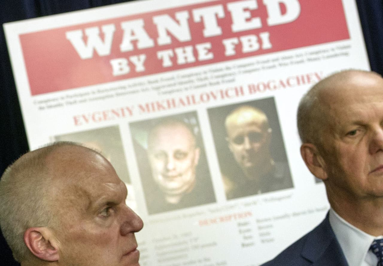 <b>Evgeniy Mikhailovich Bogachev: 3,000,000 de dólares de recompensa por su captura.</b> Este hacker de origen ruso es el criminal cibernético más buscado del mundo. El FBI cree que Bogachev maneja una red de computadoras esclavas por donde distribuye un malware llamado Zeus. Este software entra a computadora para causar daño y roba números de cuenta, nombres de usuario, contraseñas y todo lo que necesita para secuestrar una cuenta bancaria.