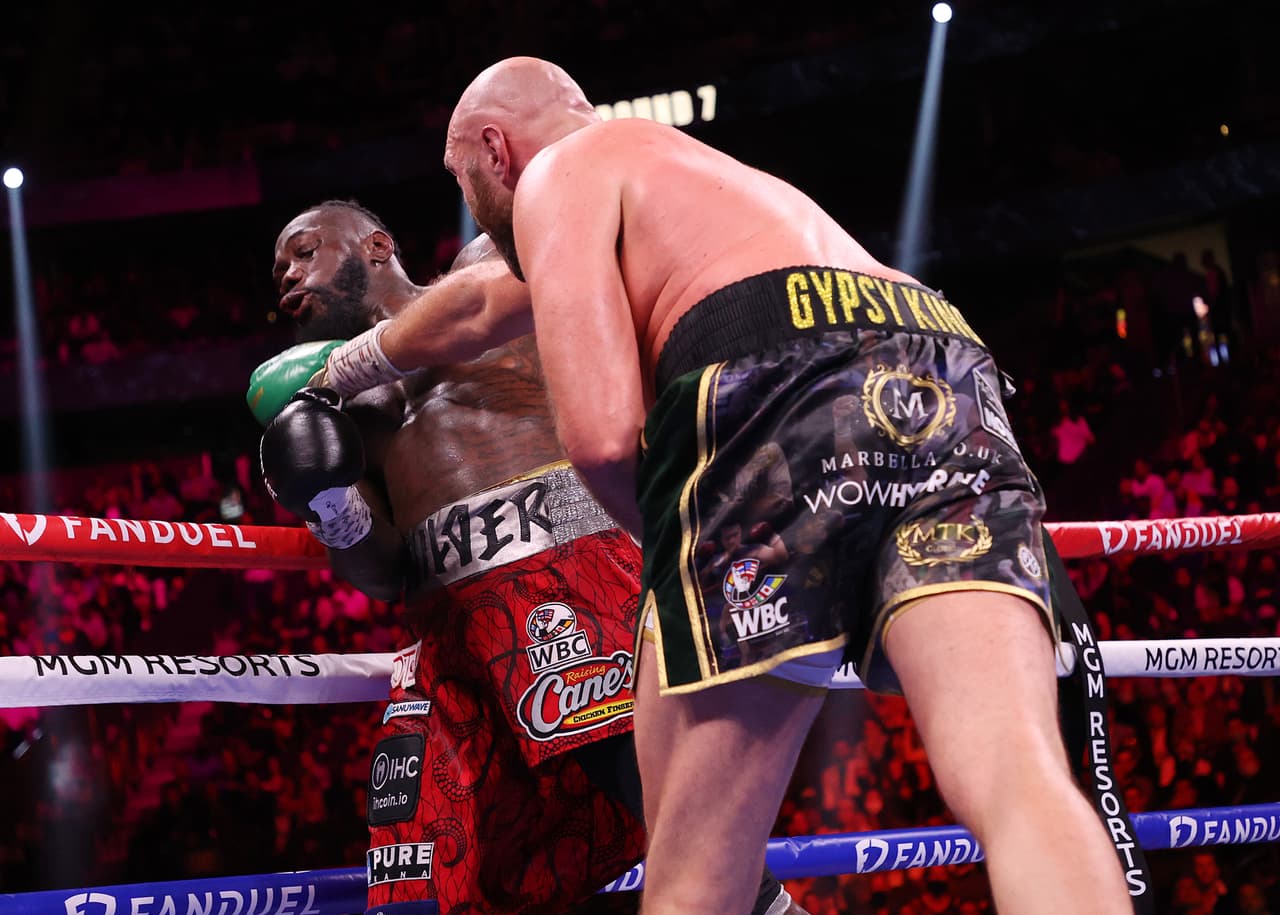 PELEA DEL AÑO: Tyson Fury vs. Deontay Wilder III. La tercera entrega de la rivalidad superó por mucho las expectativas y revivió los años de gloria de la categoría reina del boxeo.