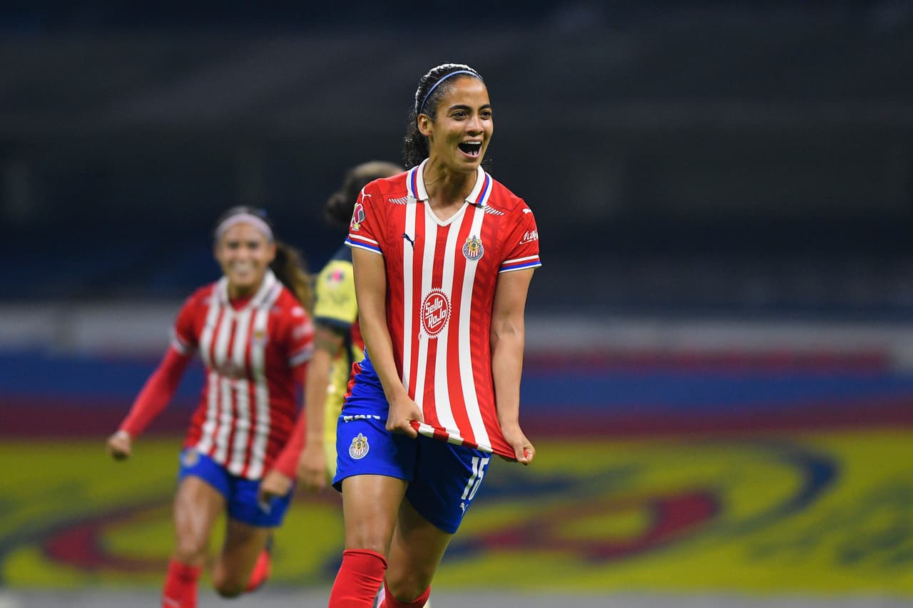 Las Chivas aplastaron a las Águilas en la Liga MX Femenil | En la jornada cabalística del Guard1anes 2021, las jaliscienses despacharon a las capitalinas en el Estadio Azteca.