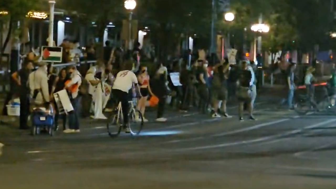 Las protestas comenzaron alrededor de las 3 p.m. y se extendieron a las 11:30 p.m., a pesar de las advertencias de las autoridades de arrestar a cualquiera que se encontrara en el lugar después de las 10:30 de la noche.