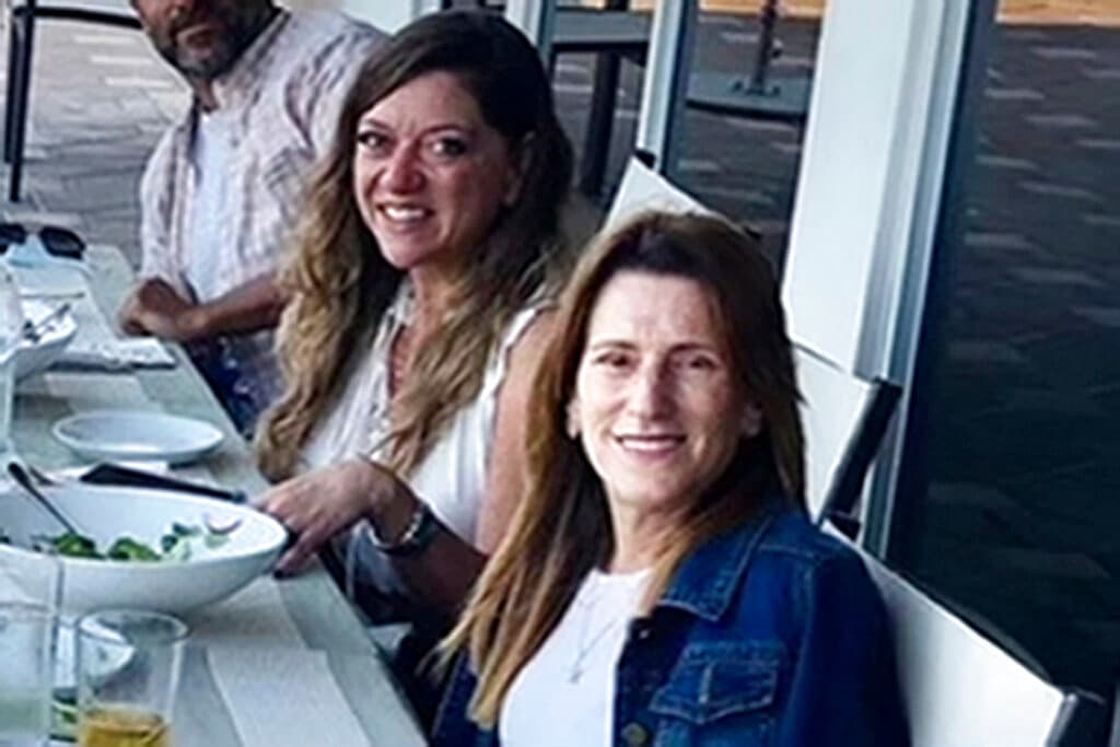 Fotografía de archivo del 13 de abril de 2021 proporcionada por Leah Sutton de Estelle Hedaya, izquierda, y Linda March. (Leah Sutton vía AP, Archivo)