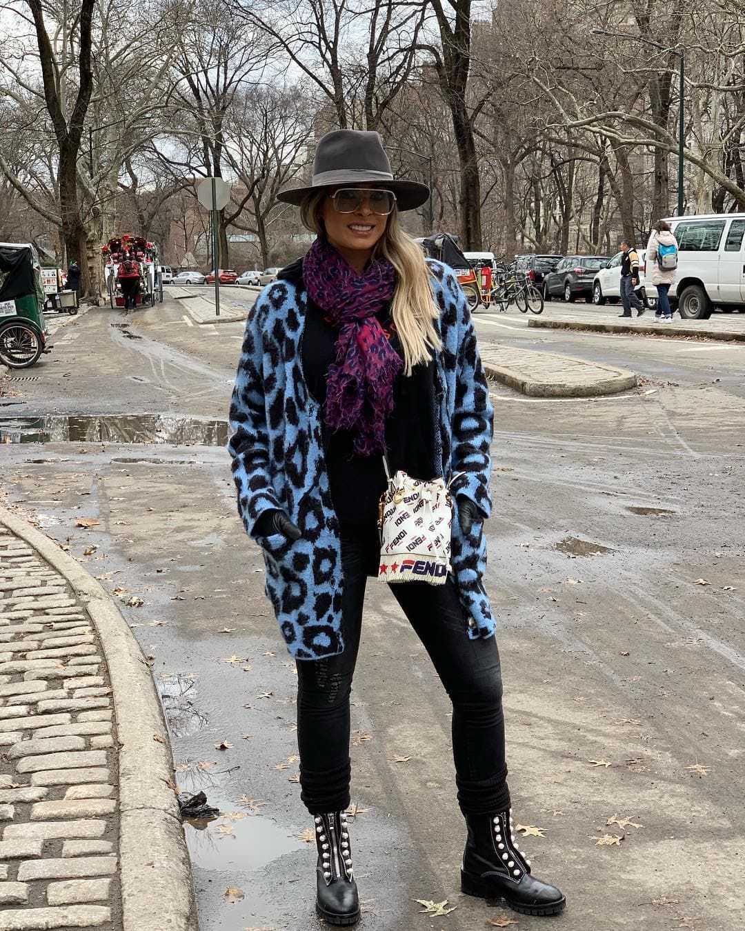 Galilea no perdió la oportunidad de promocionar su linea de ropa, desde las calles de New York.