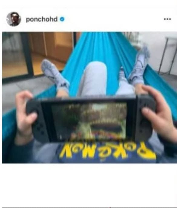 Se trata de esta foto en la que se observan un par de
<b>piernas reposando sobre la hamaca azul </b>y el actor jugando un videojuego. Al fondo, se nota la gran puerta de vidrio que sirve de acceso a la terraza.
<br>
