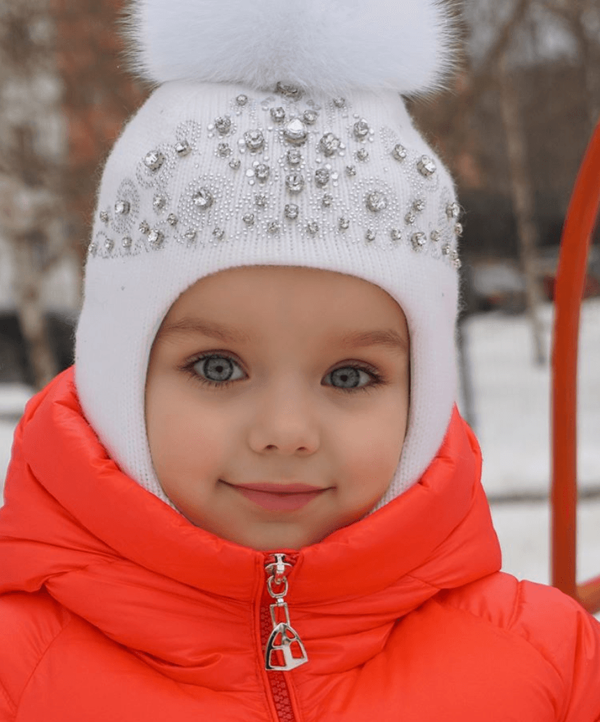 En respuesta, su mamá ha respondido en varias publicaciones: "Chicos, yo no maquillo a mi hija. Pienso como ustedes, es difícil de creer, pero es así. Cálmense ya. Las niñas no necesitan cosméticos en absoluto. No es bueno para ella".