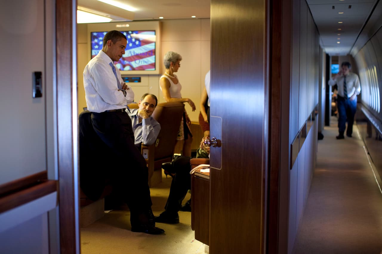 <b>Espacios de trabajo a toda hora</b>. Barack Obama en una de las salas del Air Force One con algunos funcionarios de la Casa Blanca. 2009.